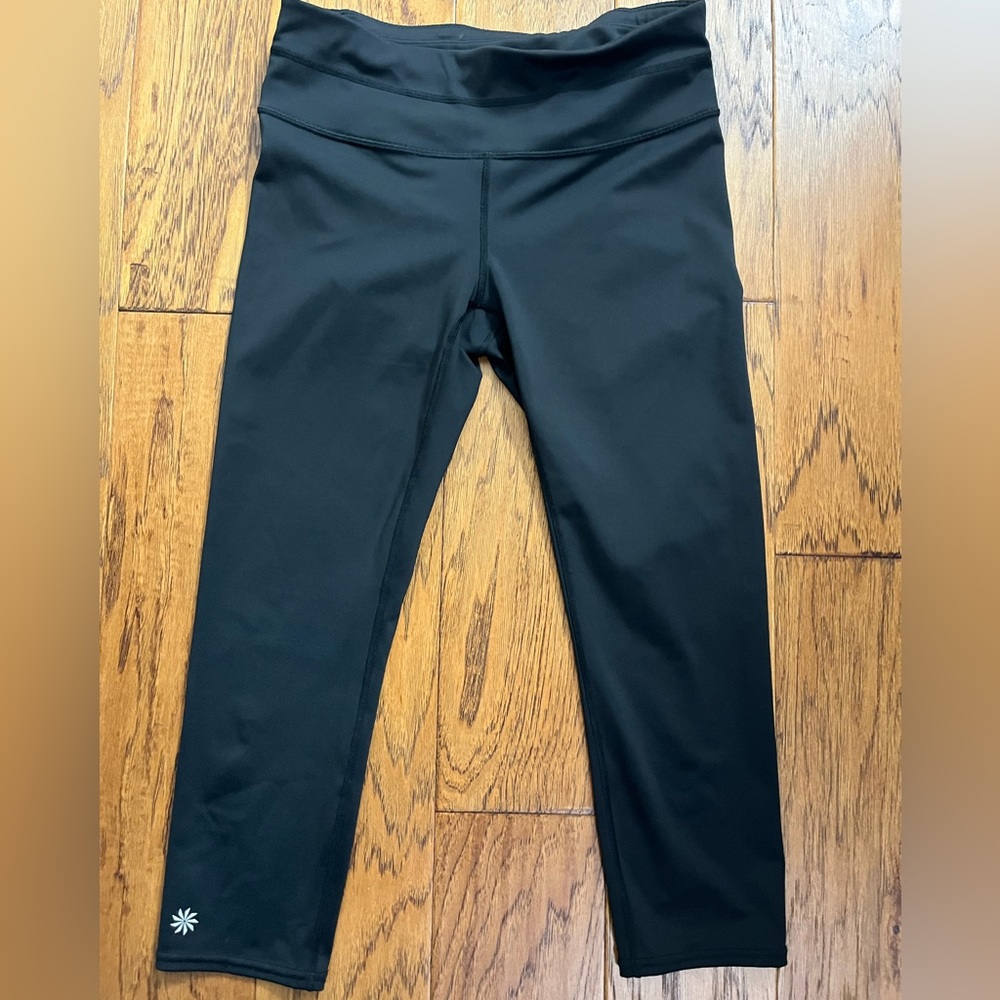 Size Small Athleta Sonic crop leggings in Black - zip pocket - in EUC